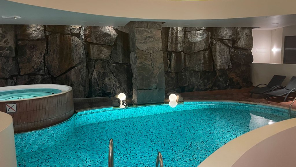 Interiørbilde badebasseng og jacuzzi. Foto.