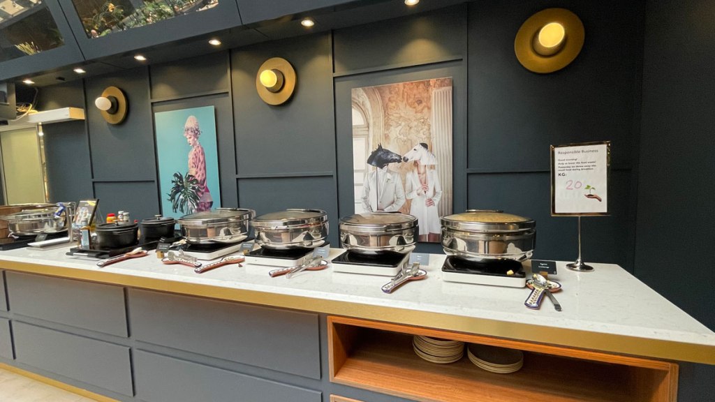 Serveringsdisk med fat med varm mat. Foto.