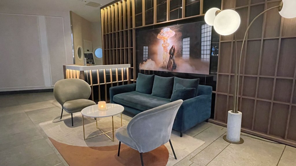 Interiørbilde av sittegruppe i lobby. Foto.