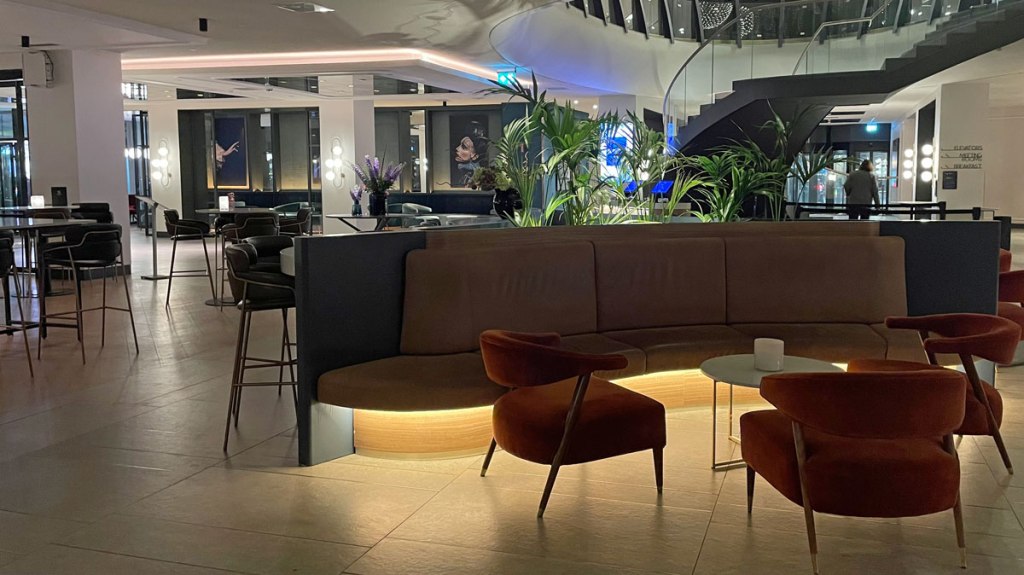 Interiørbilde av lobby med sitteplasser. Foto.